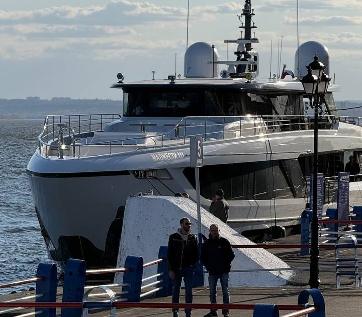 К саратовской набережной причалила суперъяхта за 1,5 миллиарда рублей